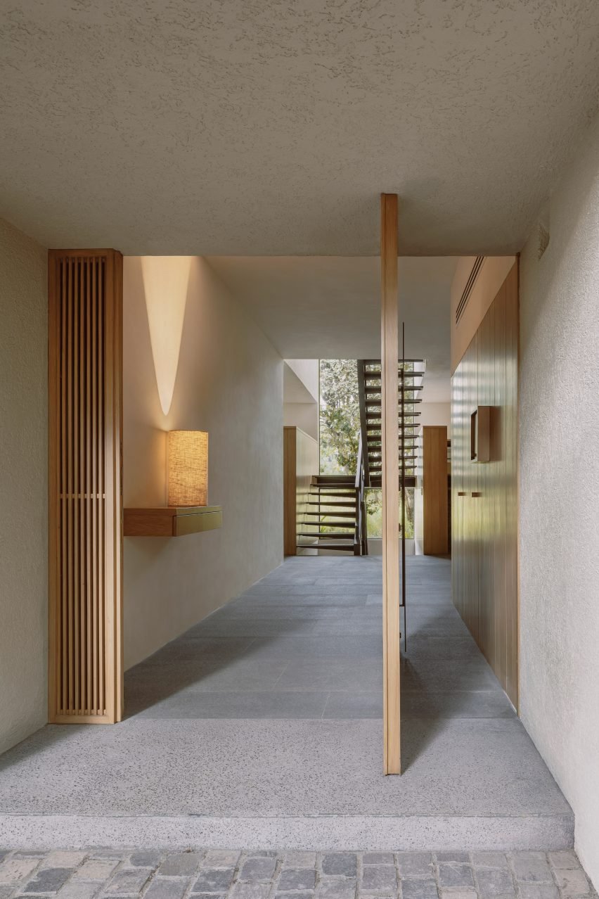 Деревянная поворотная дверь в Casa Cielo от COA Arquitectura