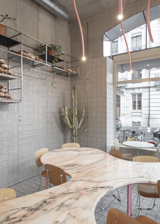 Sawerdō Coffee & Bakery / БЮРО (Даниэль Замарбиде, Карин Пимента, Галлиан Замарбиде) - Фотография интерьера, кухня, стол, дерево, стул, окна, кирпич, балка, столешница