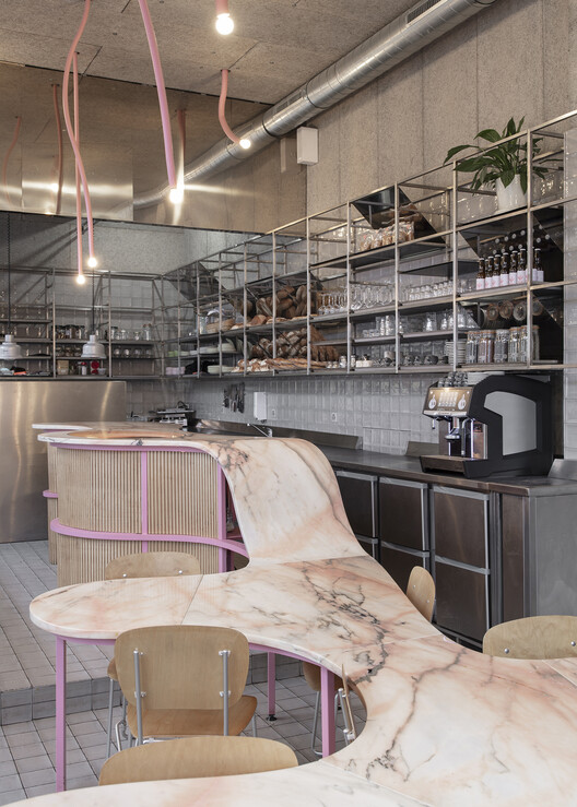 Sawerdō Coffee & Bakery / BUREAU (Daniel Zamarbide, Carine Pimenta, Galliane Zamarbide) - Фотография интерьера, кухня, освещение, стул, балка