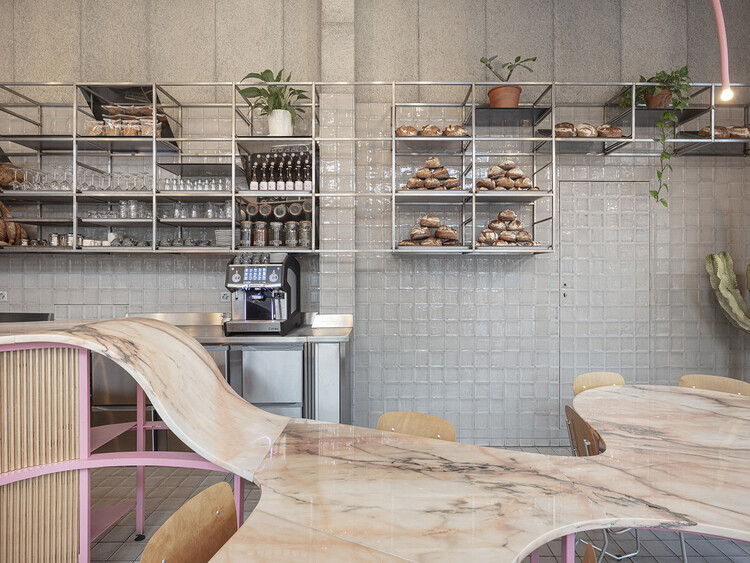 Sawerdō Coffee & Bakery / БЮРО (Даниэль Замарбиде, Карин Пимента, Галлиан Замарбиде) - Фотография интерьера, кухня, дерево, стеллажи
