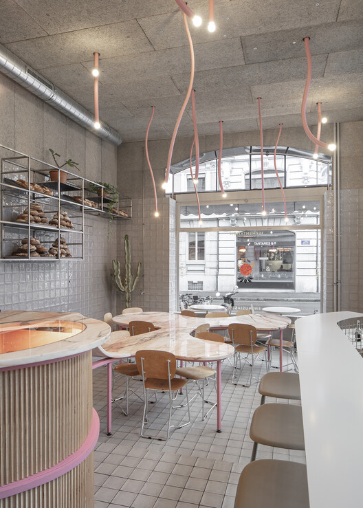 Sawerdō Coffee & Bakery / BUREAU (Daniel Zamarbide, Carine Pimenta, Galliane Zamarbide) - Фотография интерьера, кухня, стол, кирпич, стул, балка