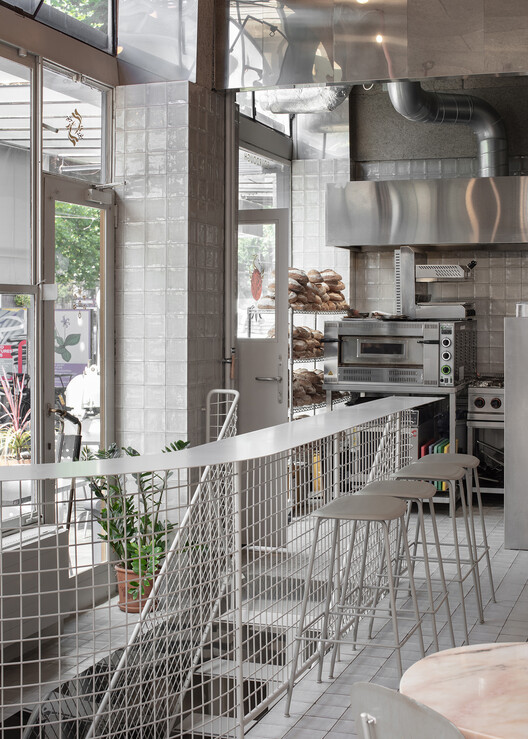 Sawerdō Coffee & Bakery / БЮРО (Даниэль Замарбиде, Карин Пимента, Галлиан Замарбиде) - Фотография интерьера, кухня, перила, балка