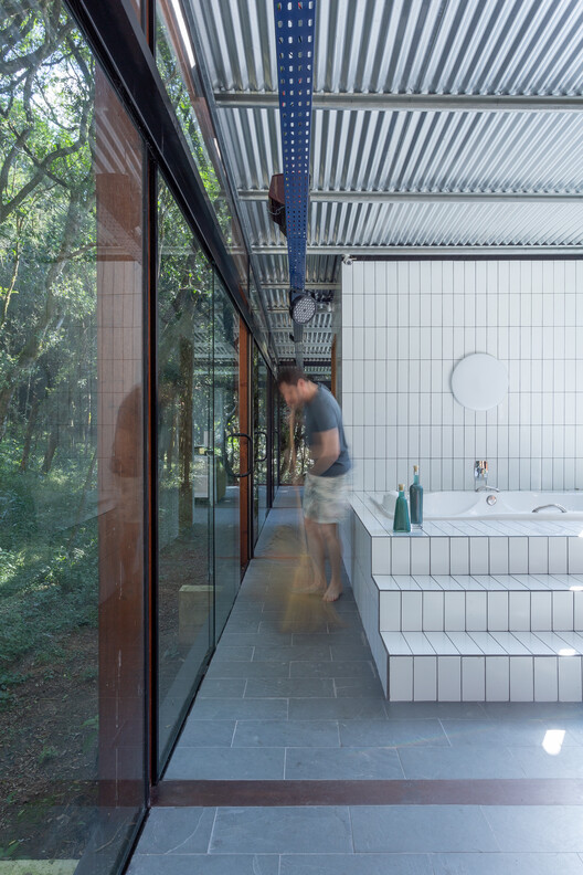 Павильон Гуаху / YVA Arquitetura - Фотография интерьера, ванная комната, балка