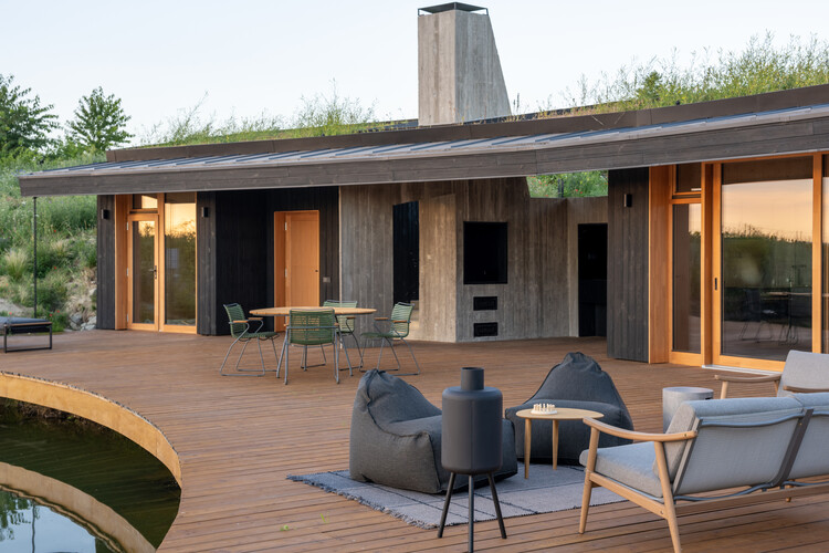 CLT House / Hello Wood - Фотография экстерьера, Дерево, Окна, Фасад, Стул, Терраса, Патио, Балка
