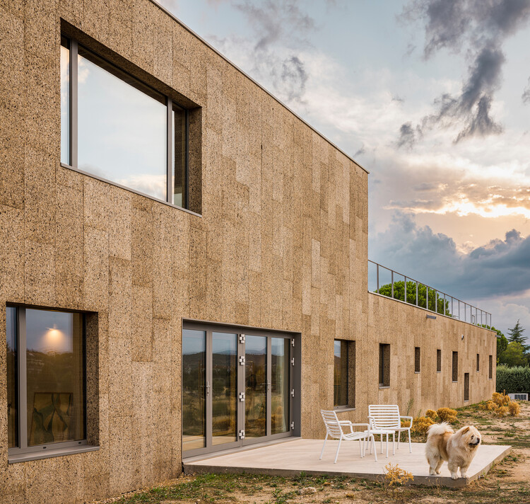 EÑE House / Estudio Albar - Фотография фасада, окна, кирпич, фасад