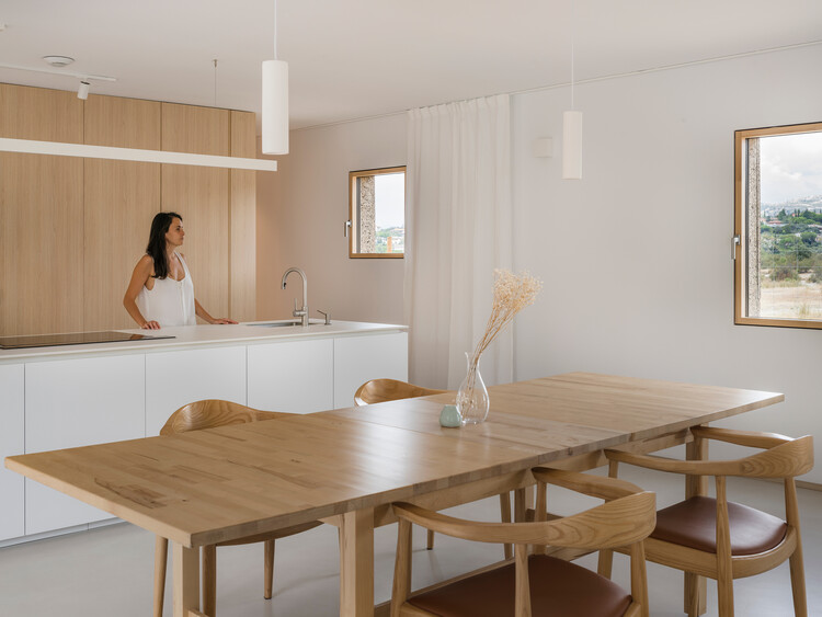 EÑE House / Estudio Albar - Фотография интерьера, стол, окна, стул, столешница, раковина