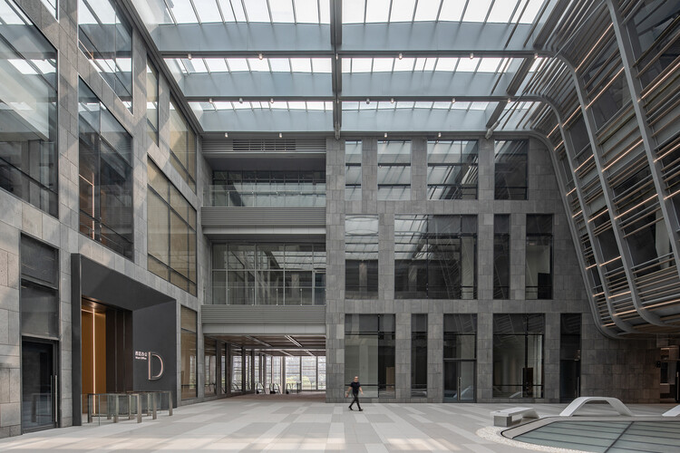 Beijing Poly Plaza / Kokaistudios - Фотография интерьера, окна, фасад, балка