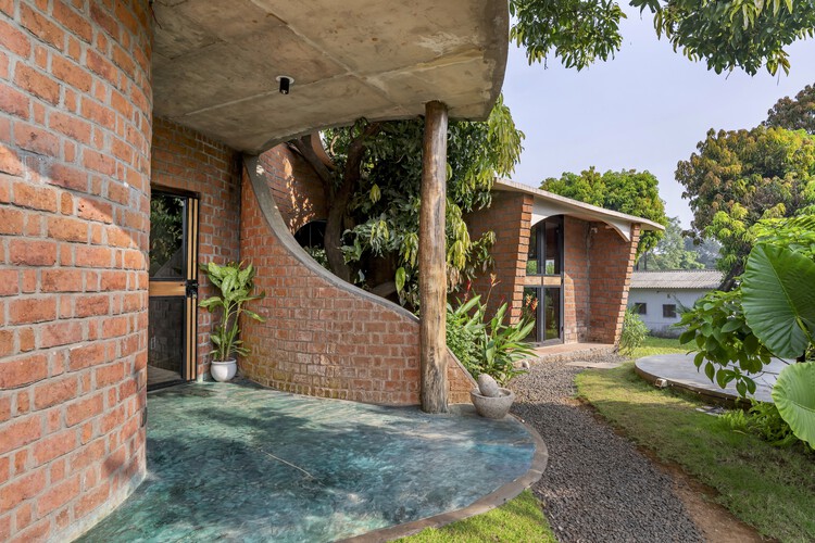 Asmalay House / Размытые Границы - Фотография Экстерьера, Кирпич, Фасад, Окна, Сад, Двор