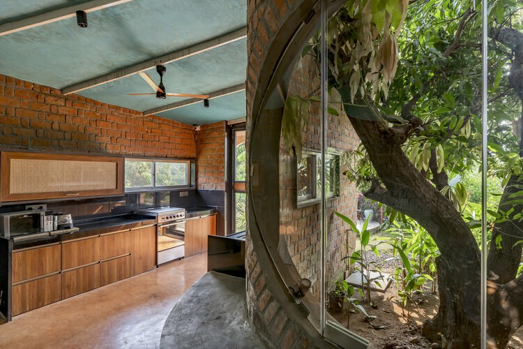 Asmalay House / Размытие границ - Фотография интерьера, Кухня, Столешница, Окна, Балка, Лес