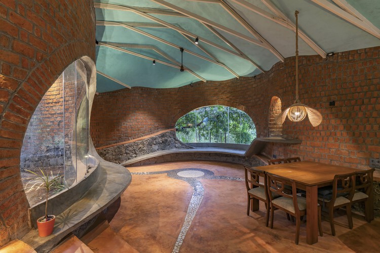 Asmalay House / Размытие границ - Фотография интерьера, стол, стул