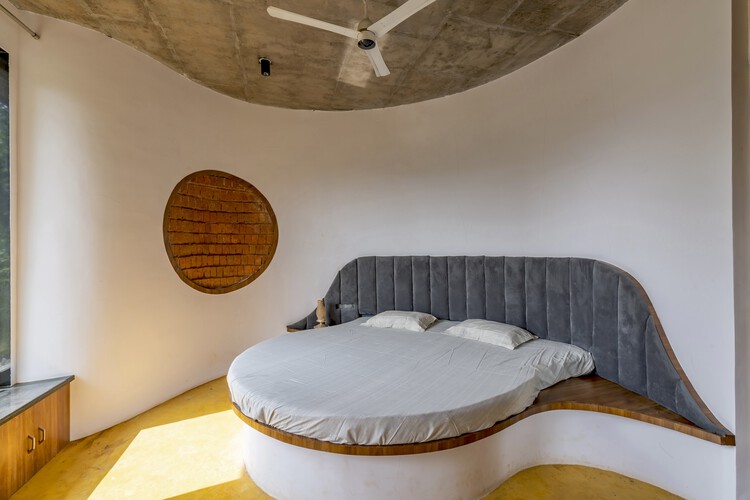Asmalay House / Размытие границ - Фотография интерьера, Спальня, Окна, Дерево, Кровать