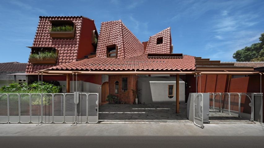 Отвлеченный дом с угловатой крышей из красной черепицы от Ismail Solehudin Architecture в Джакарте