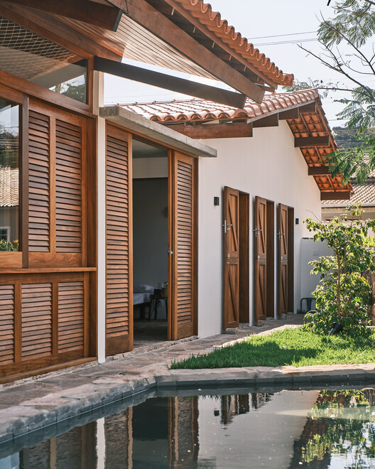 Betina House / Terra e Tuma Arquitetos Associados - Фотография Экстерьера, Окна, Фасад, Балка