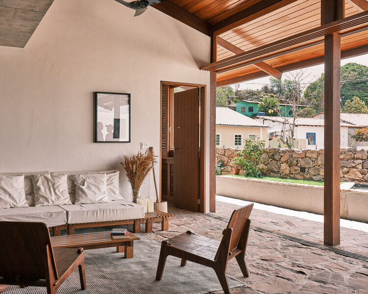 Betina House / Terra e Tuma Arquitetos Associados - Фотография интерьера, окна, дерево, стол, балка