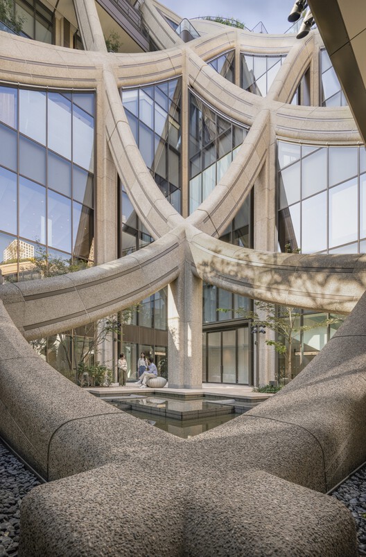 Azabudai Hills / Heatherwick Studio - Фотография экстерьера, фасад, окна, балка
