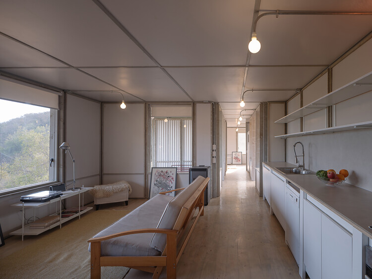 Прототип промышленной строительной системы / Ignacio Rojas Hirigoyen Arquitectos + The Andes House - Фотография интерьера, кухня, столешница, раковина, окна, балка