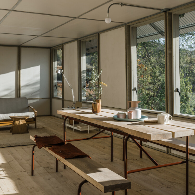 Прототип промышленной строительной системы / Ignacio Rojas Hirigoyen Arquitectos + The Andes House - Фотография интерьера, стол, окна, балка