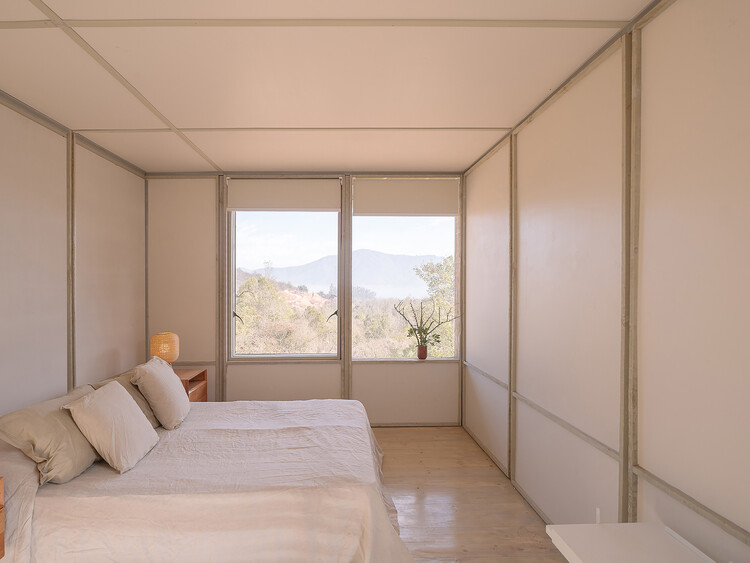 Прототип промышленной строительной системы / Ignacio Rojas Hirigoyen Arquitectos + The Andes House - Фотография интерьера, спальни, кровати, окон