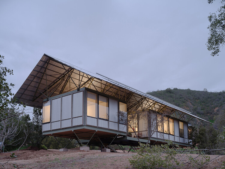Прототип промышленной строительной системы / Ignacio Rojas Hirigoyen Arquitectos + The Andes House — фотография экстерьера, окна