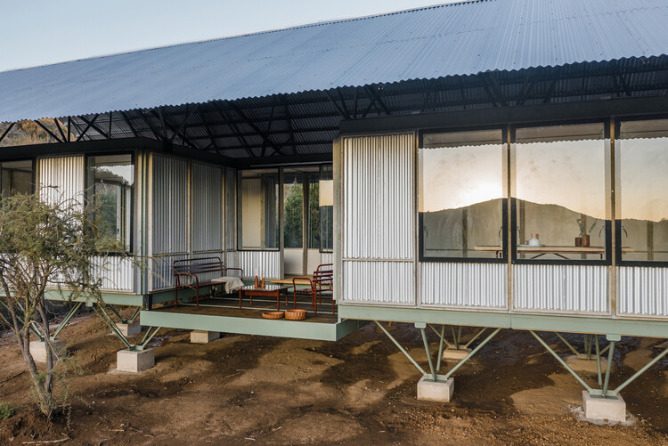 Прототип промышленной строительной системы / Ignacio Rojas Hirigoyen Arquitectos + The Andes House - Фотография экстерьера, окна, фасад, балка