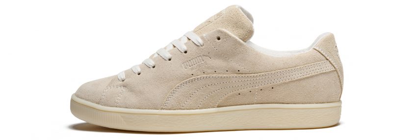 Фотография биоразлагаемых кроссовок Re:Suede от Puma, демонстрирующая кремовую версию обычных замшевых кроссовок.