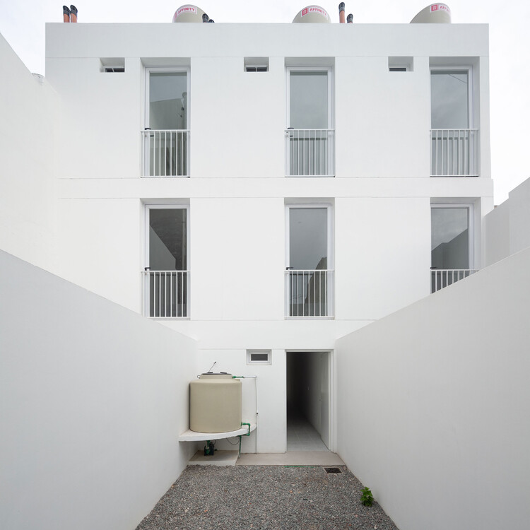 Коммерческие магазины Morón 2929 / castillo lee valdivieso - Фотография интерьера, окон, фасада