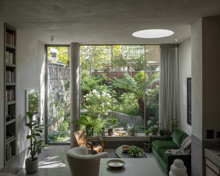 Chelsea Brut House / Pricegore - Фотография интерьера, гостиная, окна, стол