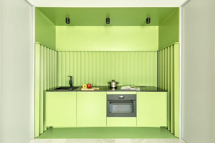 Популярность рифленых панелей в современных интерьерах: V-образные гофрированные, шиферные, рифленые, рифленые — изображение 8 из 26