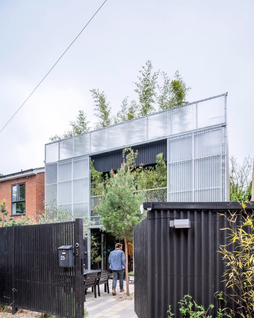 Фасад из поликарбоната и бамбука в Green House от Hayhurst and Co.