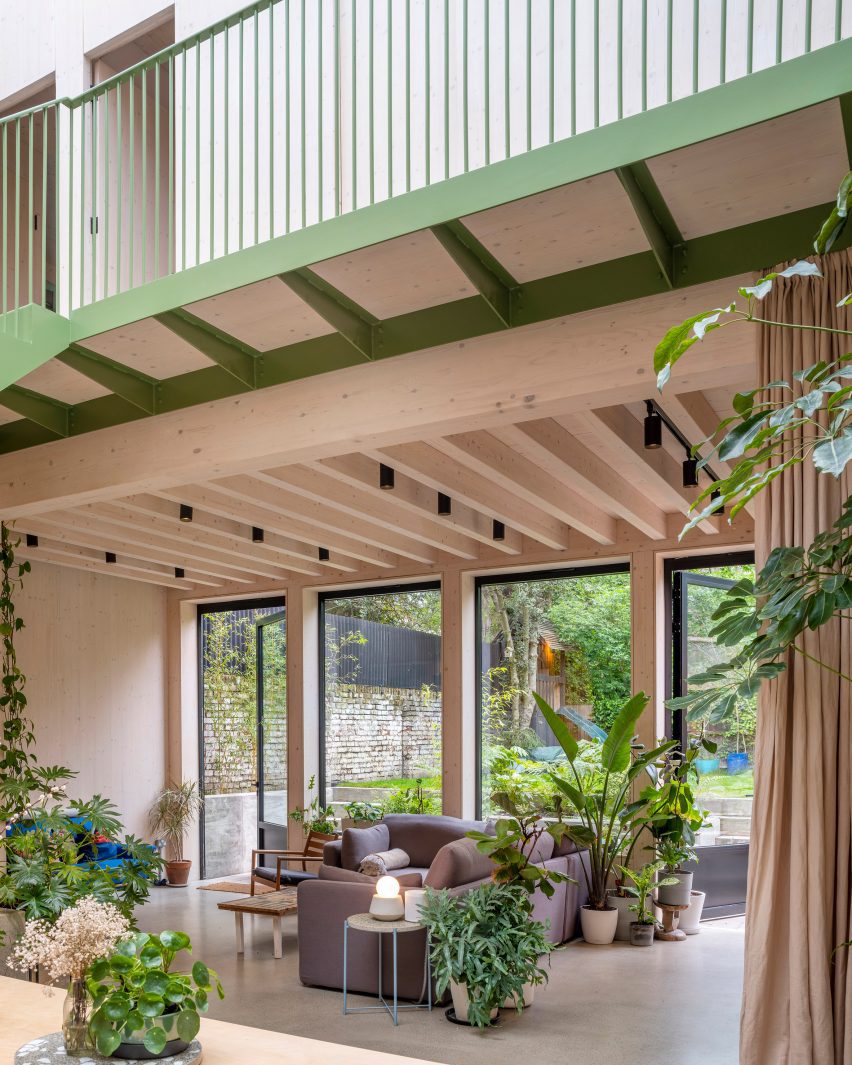 Гостиная открытой планировки в Green House в Лондоне