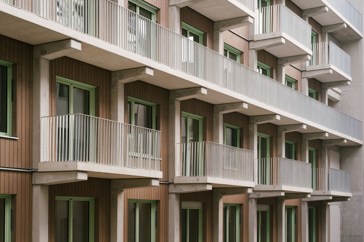 Element & Lingot Building / Studio Loes - Фотография интерьера, окна, фасад, перила, балкон