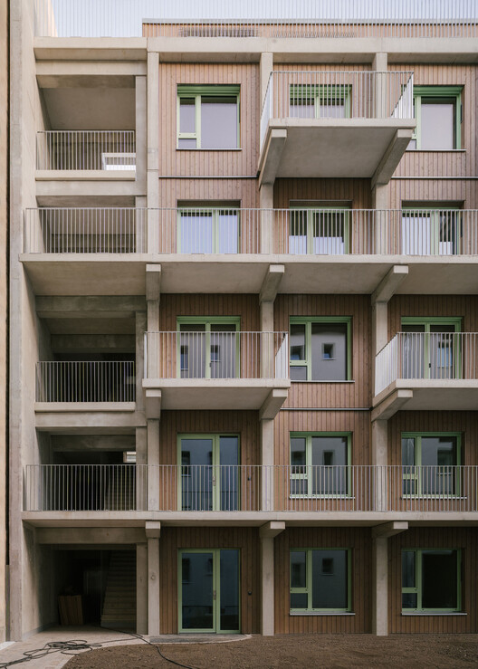 Element & Lingot Building / Studio Loes - Фотография интерьера, шкаф, окна