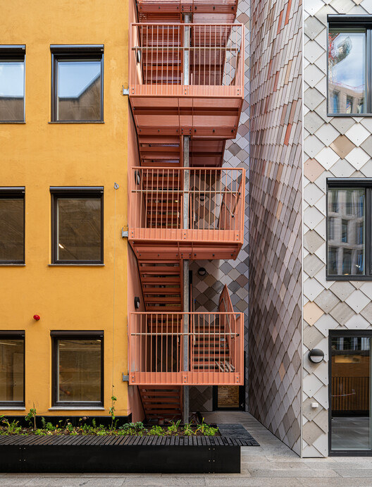 KA13 Офисное и коворкинговое здание / Mad arkitekter - Фотография интерьера, Окна, Кирпич, Фасад, Перила
