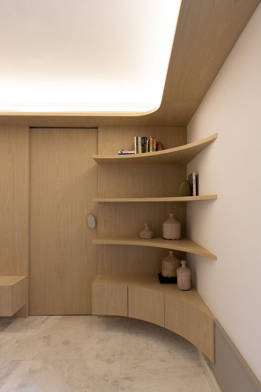 Квартира RR / Nati Minas & Studio - Фотография интерьера, шкаф, стеллажи