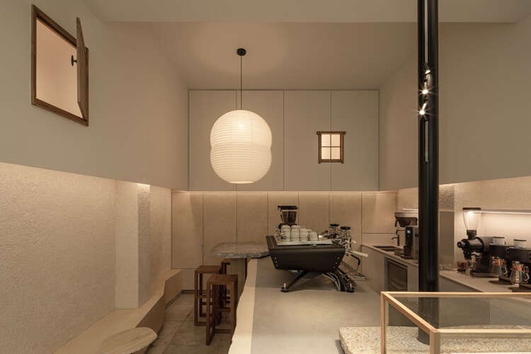 Anagram Coffee / Tristan & Ju - Фотография интерьера, стол, диван, освещение, стул