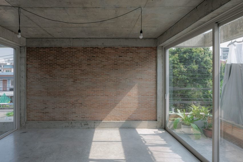 Открытый кирпич и бетон в доме K от Bangkok Tokyo Architecture