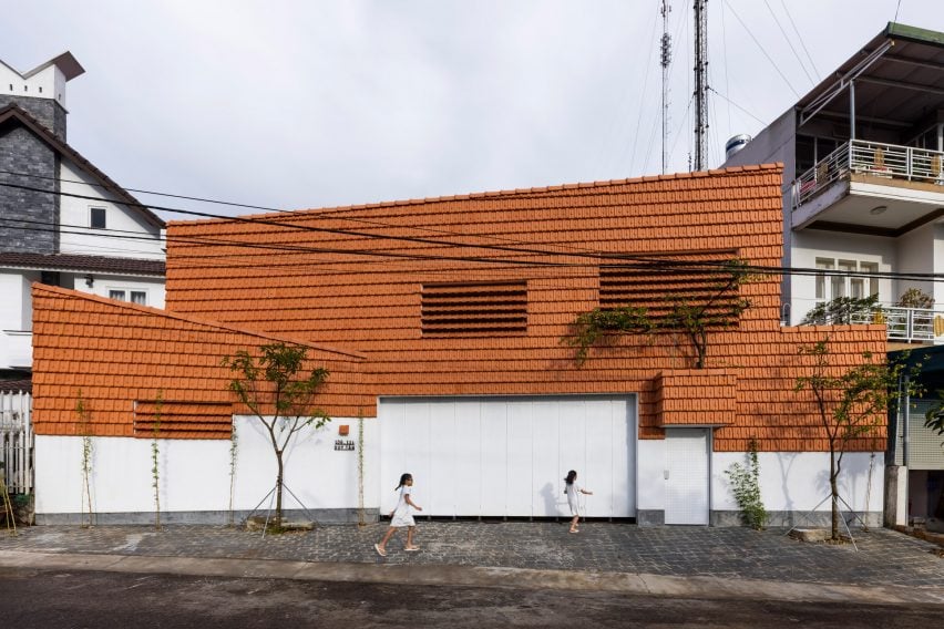 Внешний вид Tile House, облицованный красной плиткой от Bloom Architects