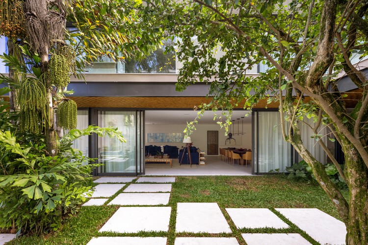 Дом IS 100 / Sergio Conde Caldas Arquitetura + Miguel Pinto Guimarães Arquitetos Associados - Экстерьерная фотография, фасад, сад, двор