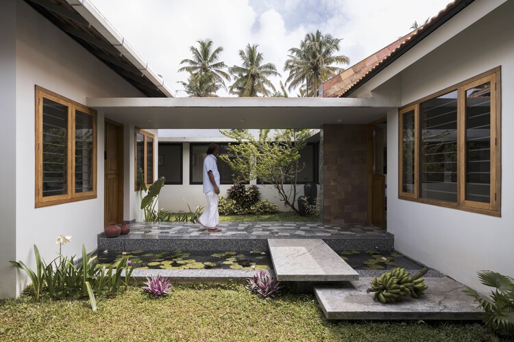 Дом Мала / Thomas Parambil Architects - фотография экстерьера, окна, фасад, стул, сад, двор