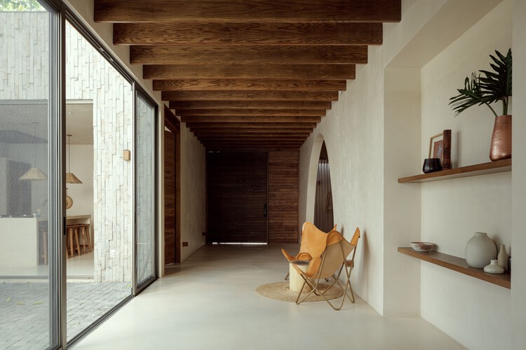 Дом Мескала / TAQ Arquitectura - Фотография интерьера, Стул, Стеллаж, Балка