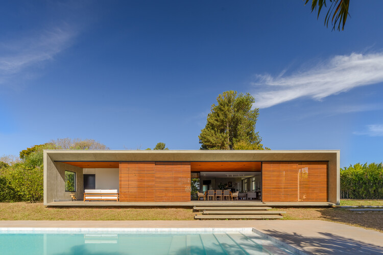 Roses House / Renan Mendes Arquitetura - Экстерьерная фотография, фасад, окна