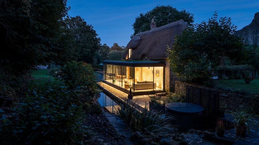 Greenaway Architecture добавила современную застекленную пристройку к коттеджу с соломенной крышей