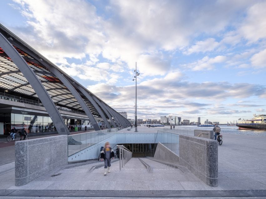 Вход на велопарковку IJboulevard от VenhoevenCS Architecture + Urbanism