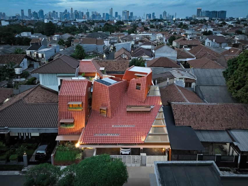 Отвлеченный дом с угловатой крышей из красной черепицы от Ismail Solehudin Architecture