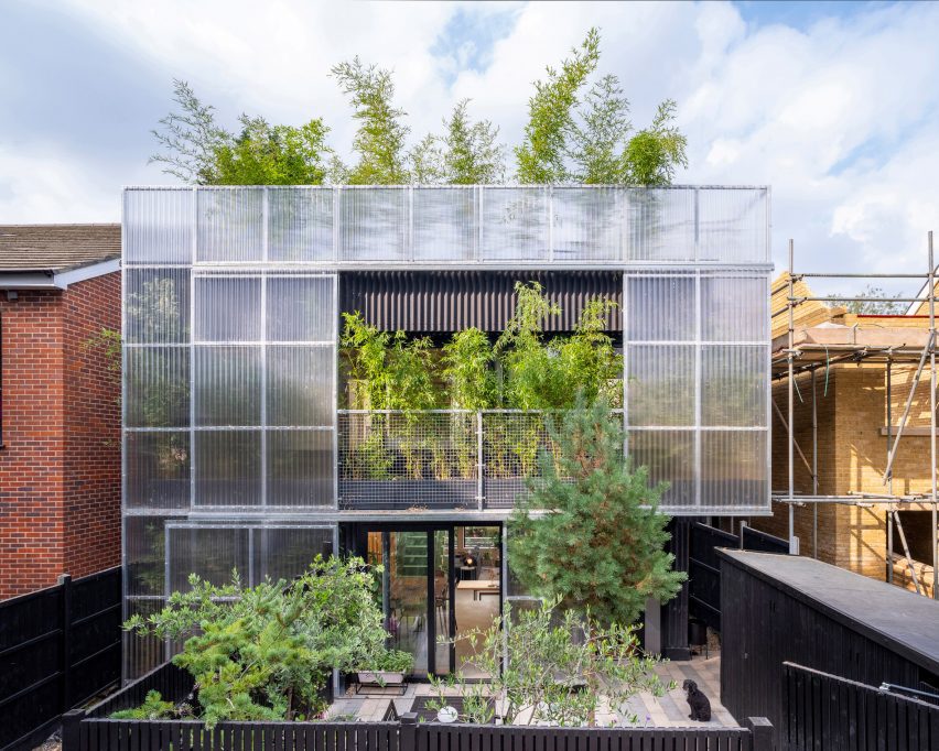 Фасад из поликарбоната и бамбука в Green House от Hayhurst and Co.