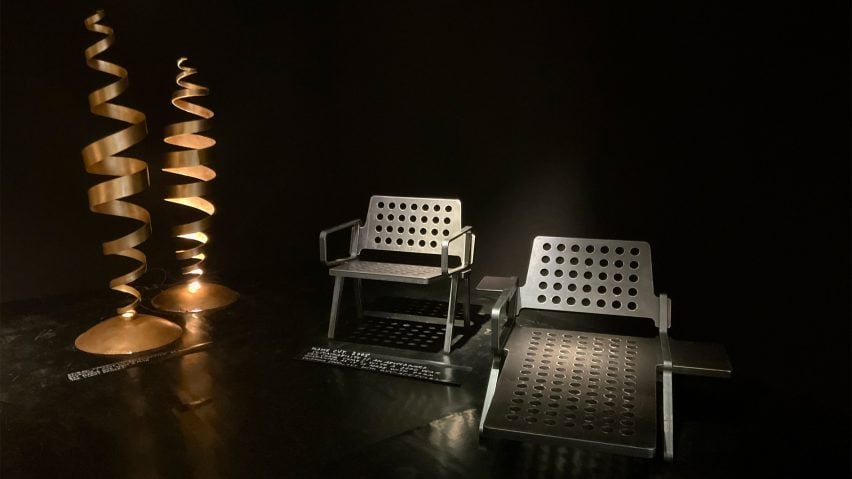 Стулья и скульптура на выставке Tom Dixon: Metalhead