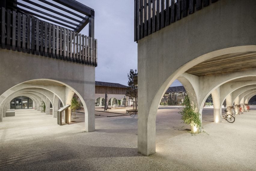 Арочная колоннада в деревне Альцгеймера во Франции от NORD Architects.