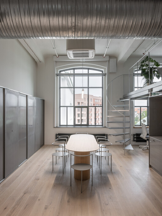 Офис BK II / Kuklica Smerek Architekti - Фотография интерьера, Кухня, Окна, Стол, Стул, Балка
