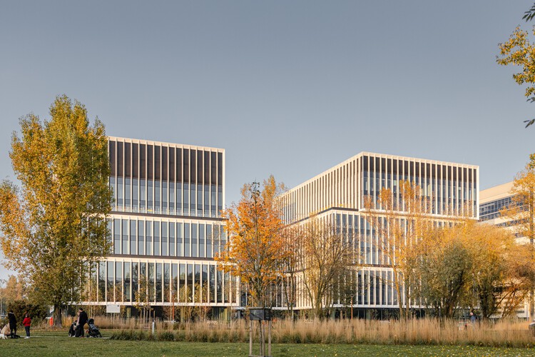 Офисы на берегу озера / Grupa 5 Architekci - Экстерьерная фотография, фасад, окна