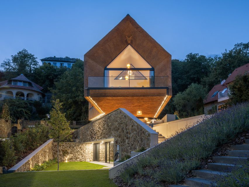 Консольный дом для отдыха с соломенной крышей RAPA Architects в Венгрии